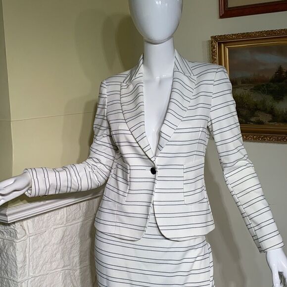 Jules & Leopold Two-Piece Skirt & Jacket Set - Picture 4 of 13